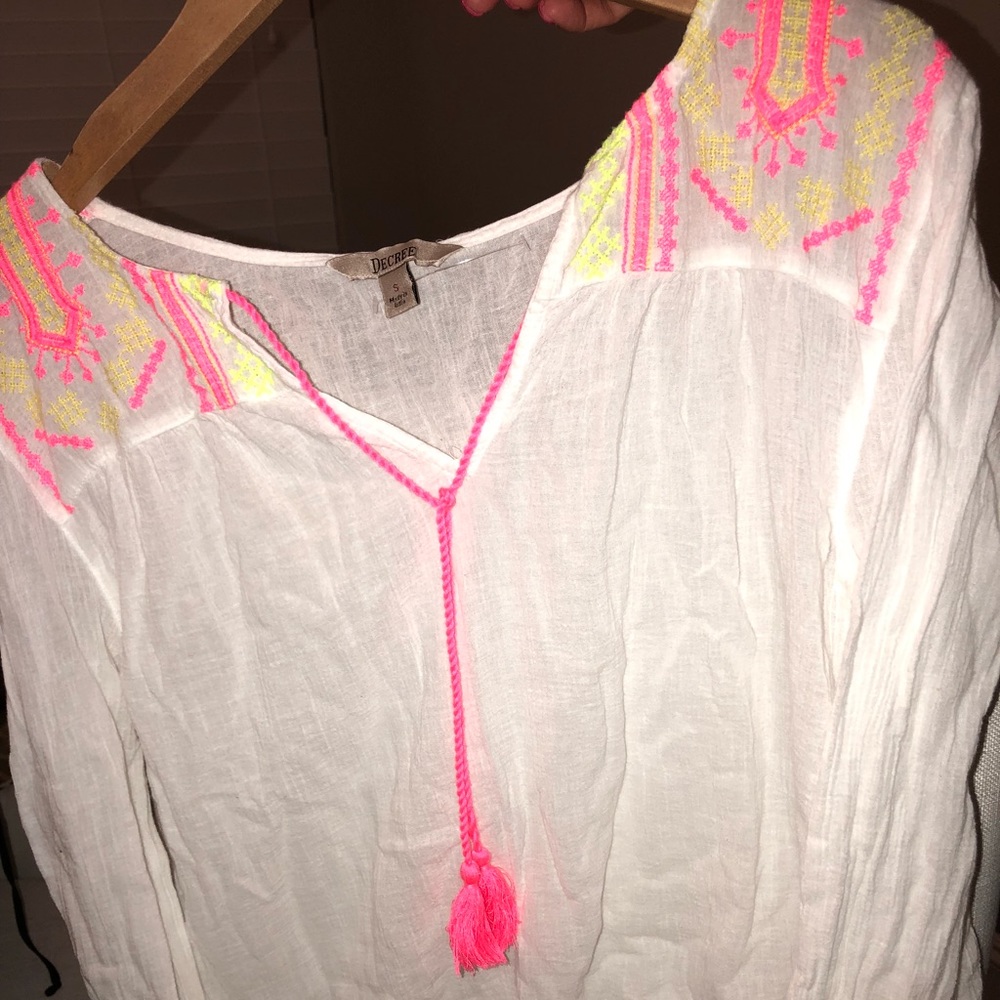 Linen White top w color accent shoulders